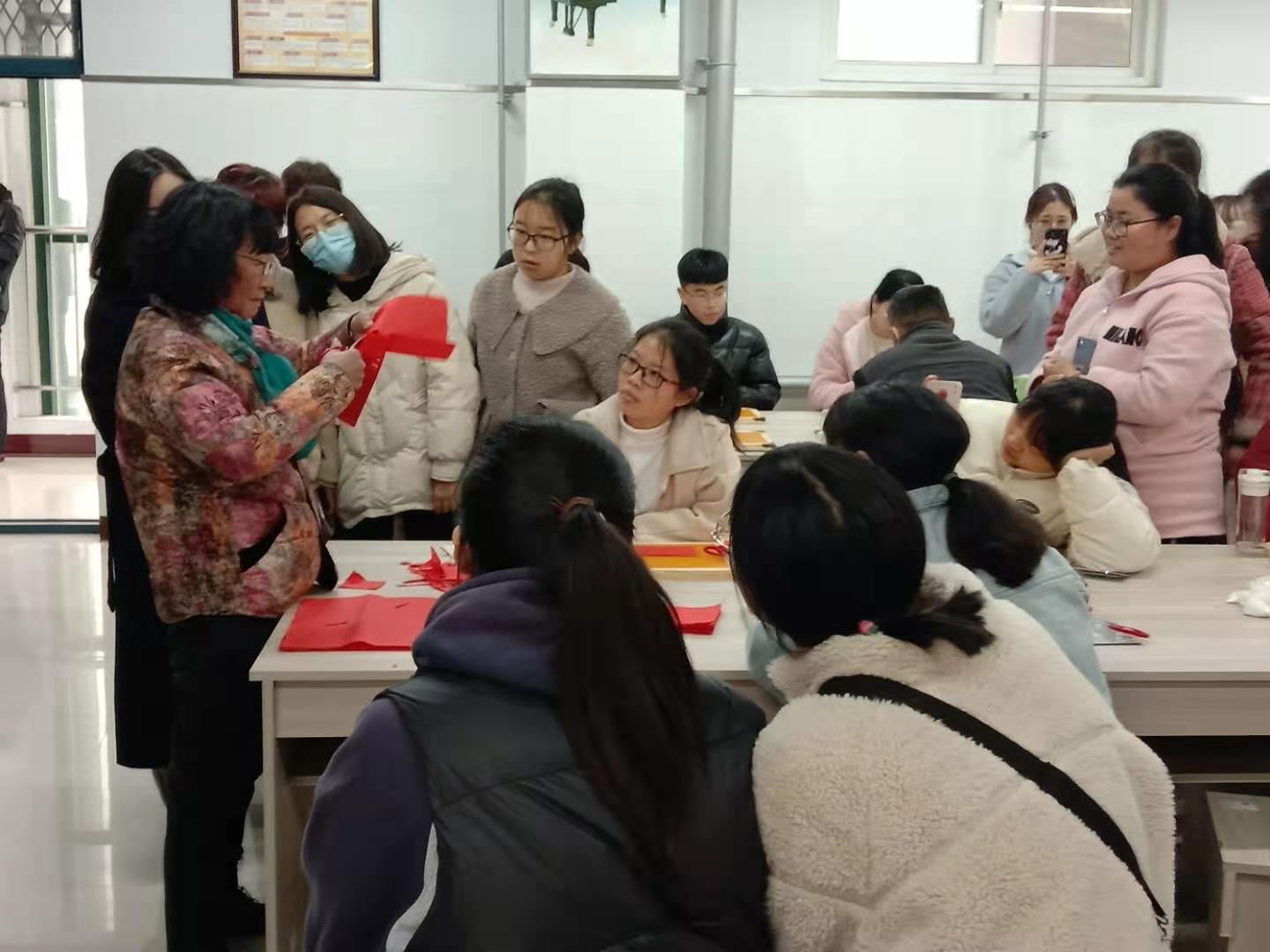 刘振民老师剪纸教学中